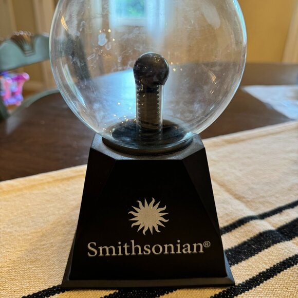 Smithsonian Plasma Interactive 5" Electric LIGHTNING Ball w/AC Adapter - Picture 2 of 3